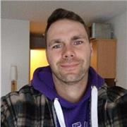 Besonnener Nachhilfelehrer für Grundschüler hilft bei alltäglichen Aufgaben